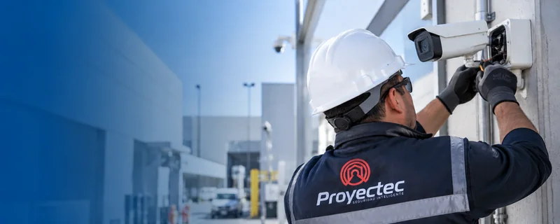 Técnico de Proyectec instalando una cámara de seguridad