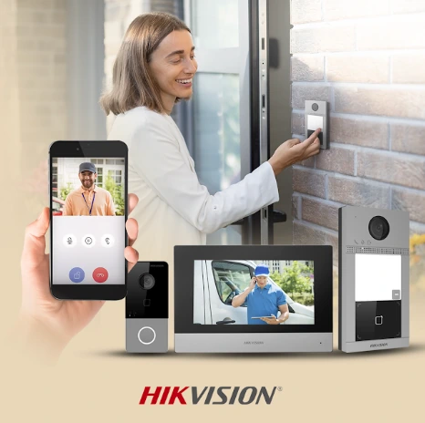 Mujer utilizando un videoportero Hikvision con celular y monitores
